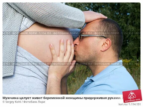 Женщина целует живот мужчине. Целует живот. Поцелуй в живот. Мужчина целует живот беременной женщине. Парень целует женщину в живот.