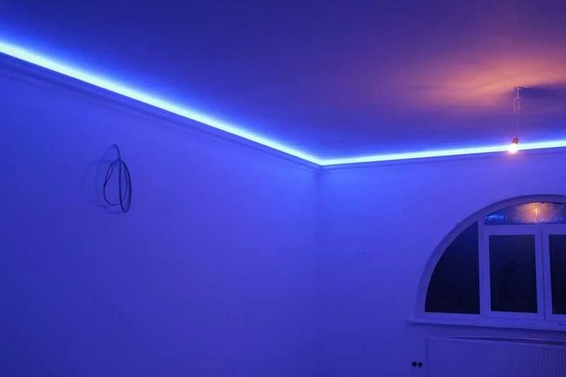 Светодиодная подсветка в комнате. Диодная лента на потолок. Обычную подсветку. Потолок с подсветкой. Светодиодная подсветка потолка.