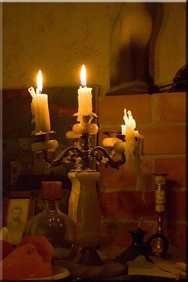 Горящая свеча гаснет в закрытой пробкой. Свеча старинная. Старинный канделябр со свечами. Старинная свеча в подсвечнике. Свеча средневековье.