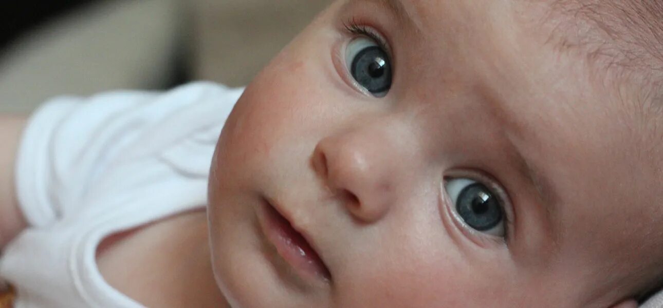 Почему косят новорожденные. Глазки у новорожденных. Глаза новорожденного. Синие глаза у наворождёног. Младенцы с зелеными глазами.