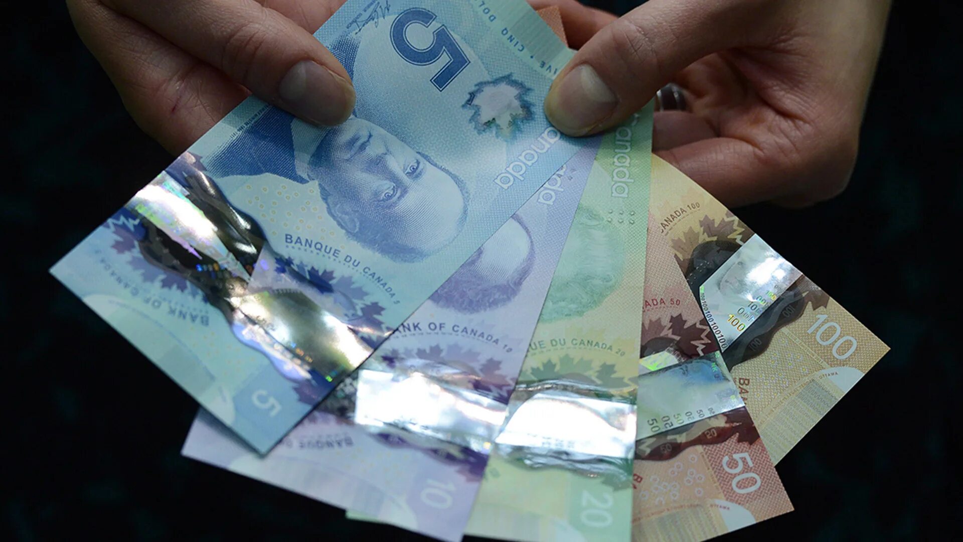 Видеть сон деньги купюрами. Пластиковые деньги. Пластиковые деньги в какой стране. Деньги в Канаде из пластика. К чему снятся деньги бумажные.