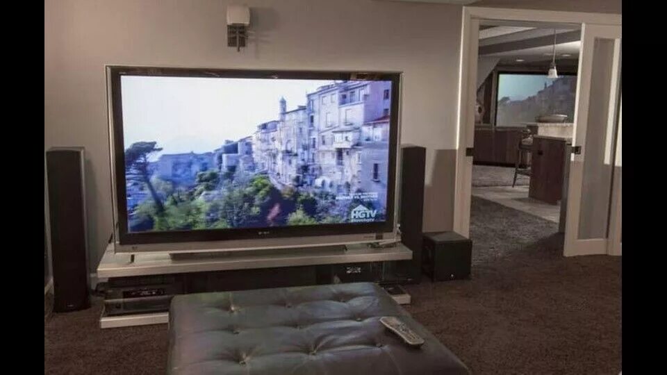Телевизор квартира включить. TV проекционный Samsung 43 дюйма. Телевизор 75 дюймов в комнате. Plasma 60 телевизор. Плазменный телевизор LG 70 дюймов.