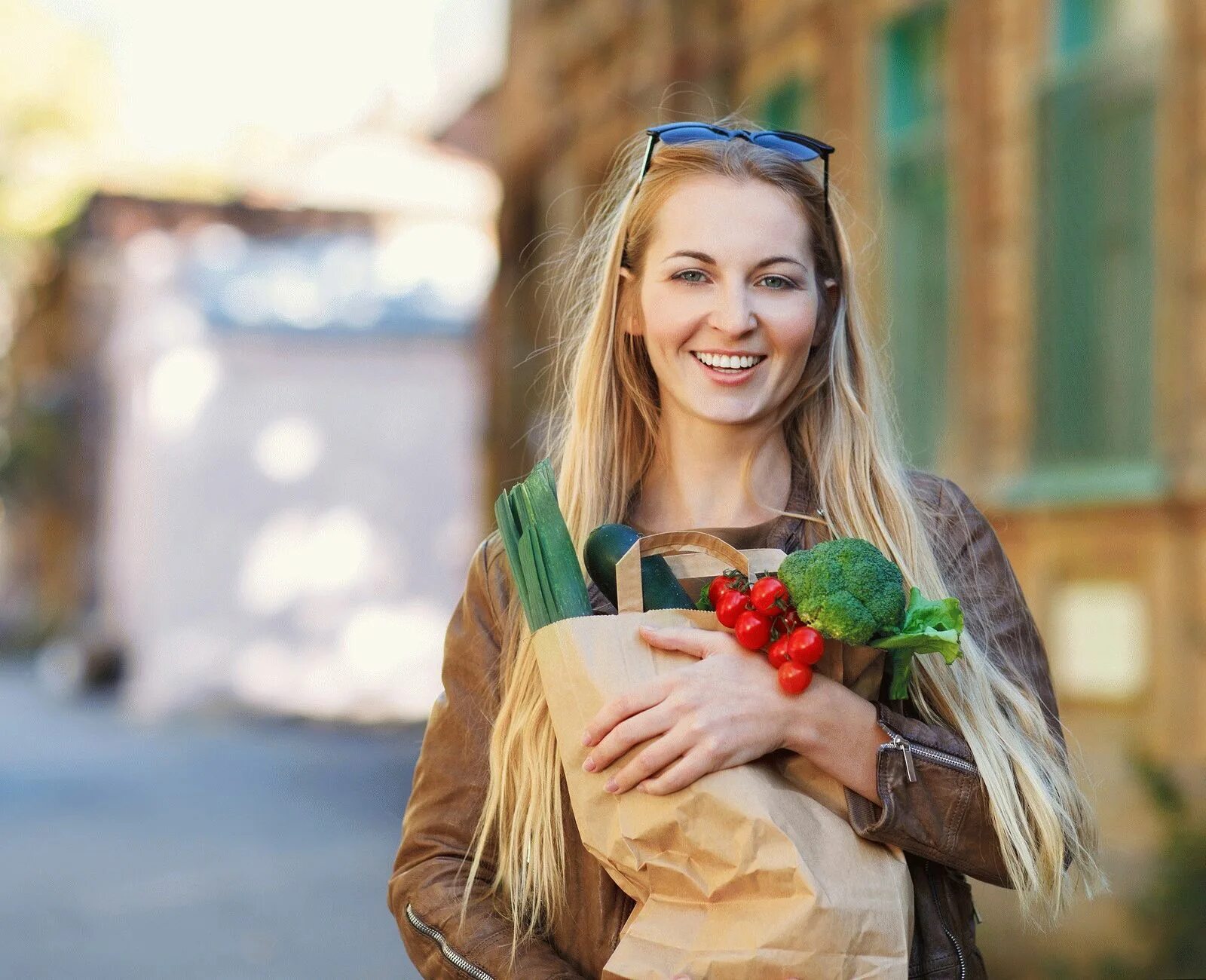 Девушка с продуктами. Девушка с едой. Женщина с пакетами продуктов. Спокойная девушка какая