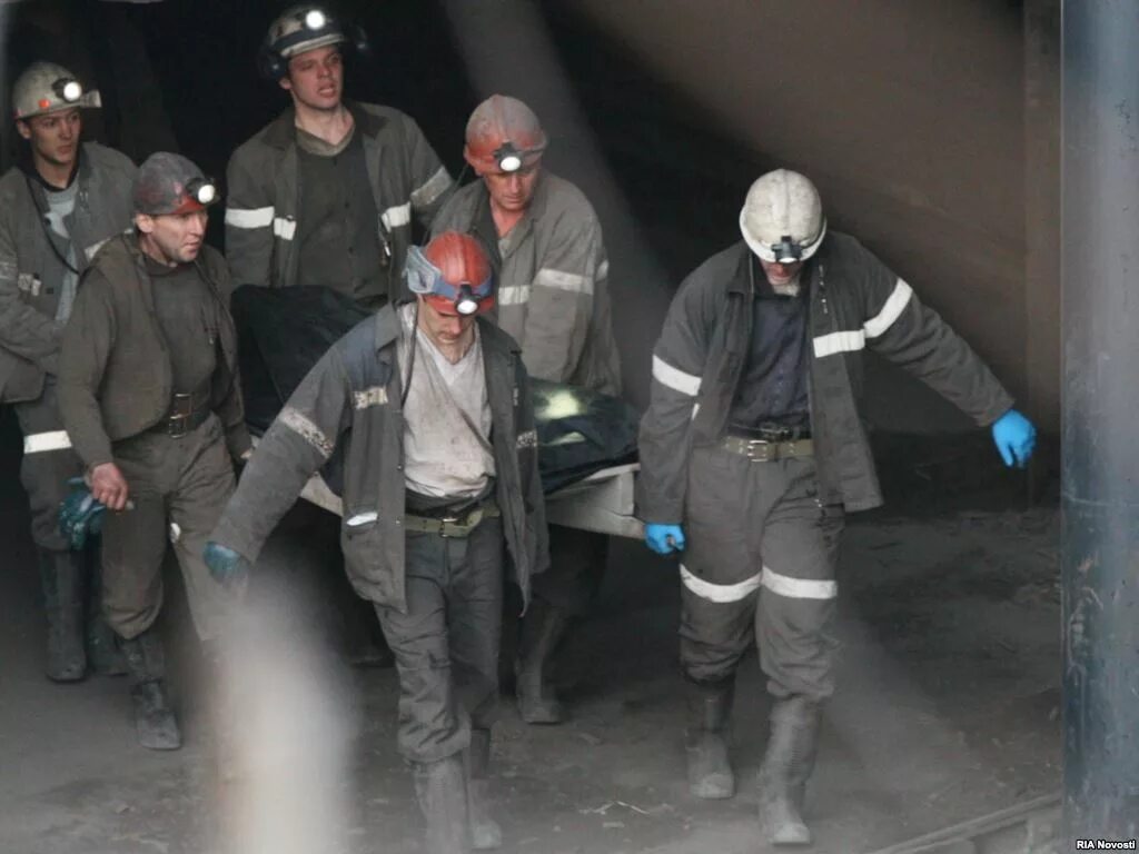 Газ в шахте. Засыпало шахтеров последние новости. Пожар на шахте листвяжная. Горноспасатели в шахте. Засыпало шахтеров последние новости.