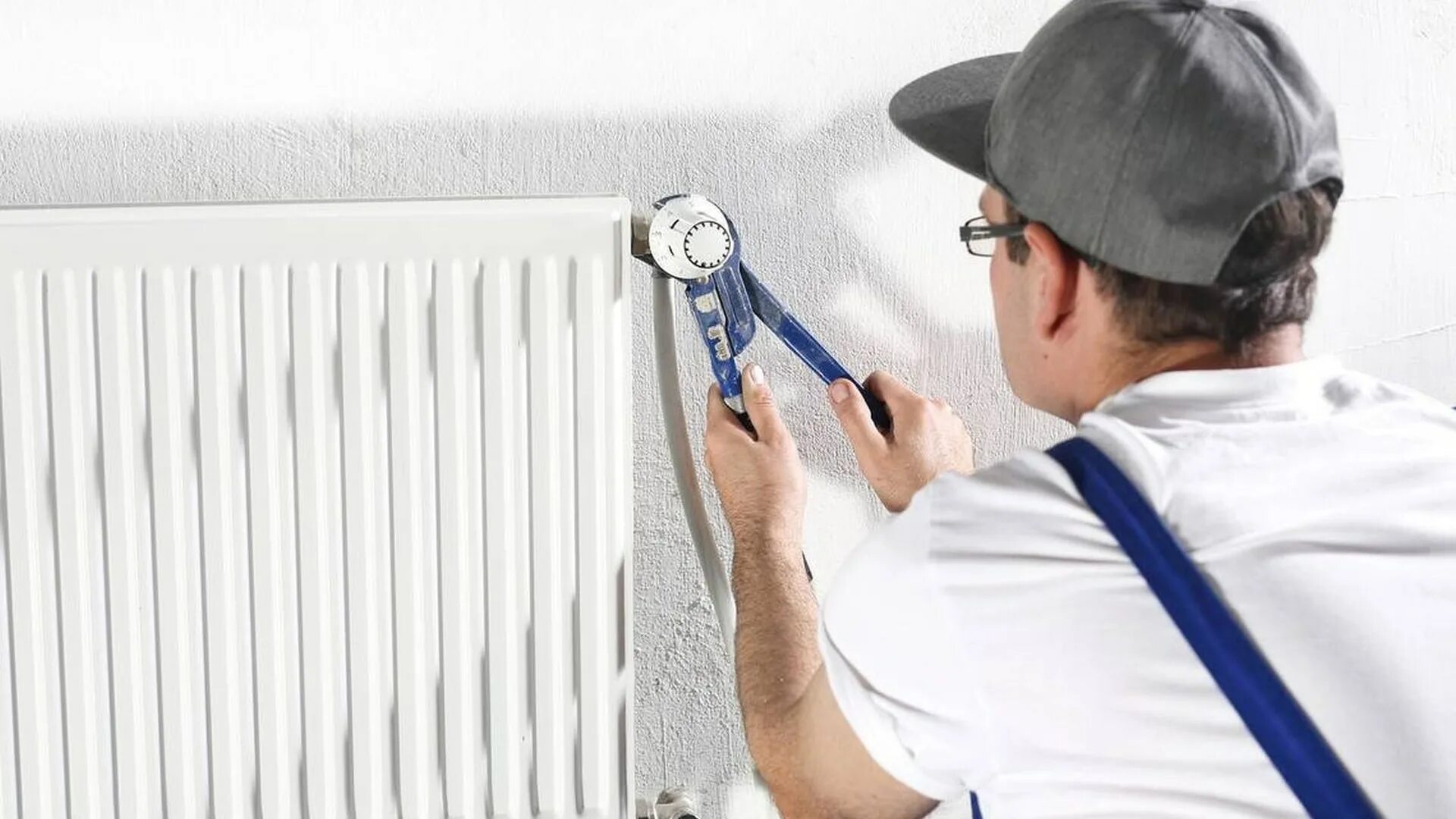 Монтаж радиаторов отопления в квартире. Как правильно собрать батарею. Чугунные батареи в частном доме. Правильная схема подключения биметаллических радиаторов отопления. Монтаж радиаторов отопления.