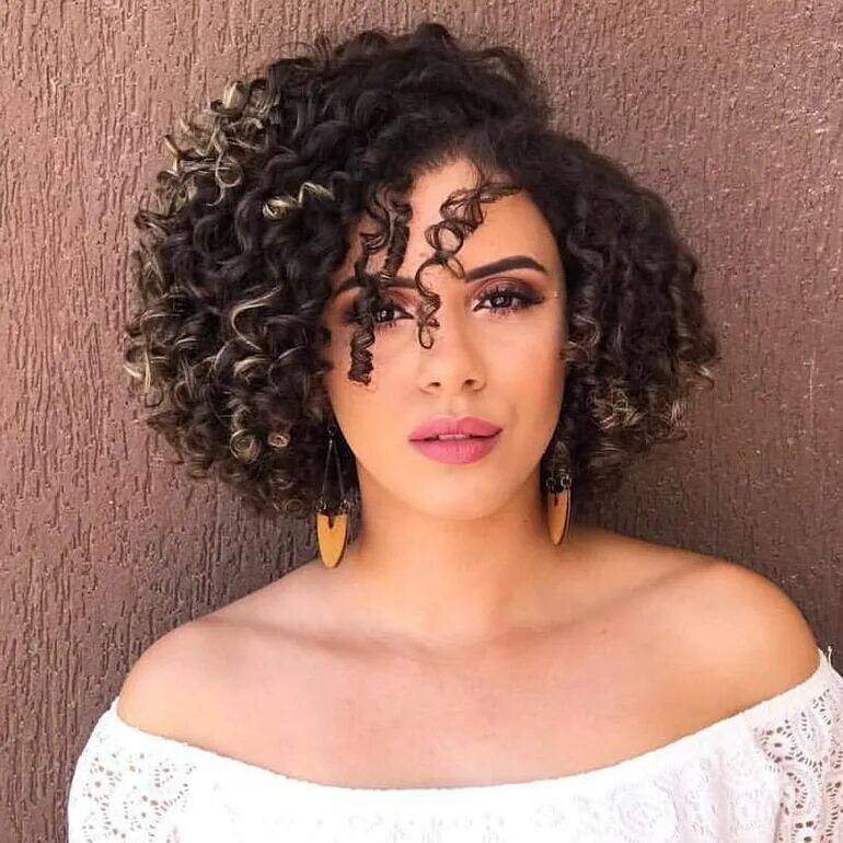 Short curly. Curly Bob модель. Биозавивка афро кудри на каре. Афро кудри на каре. Биозавивка афро кудри Боб каре.