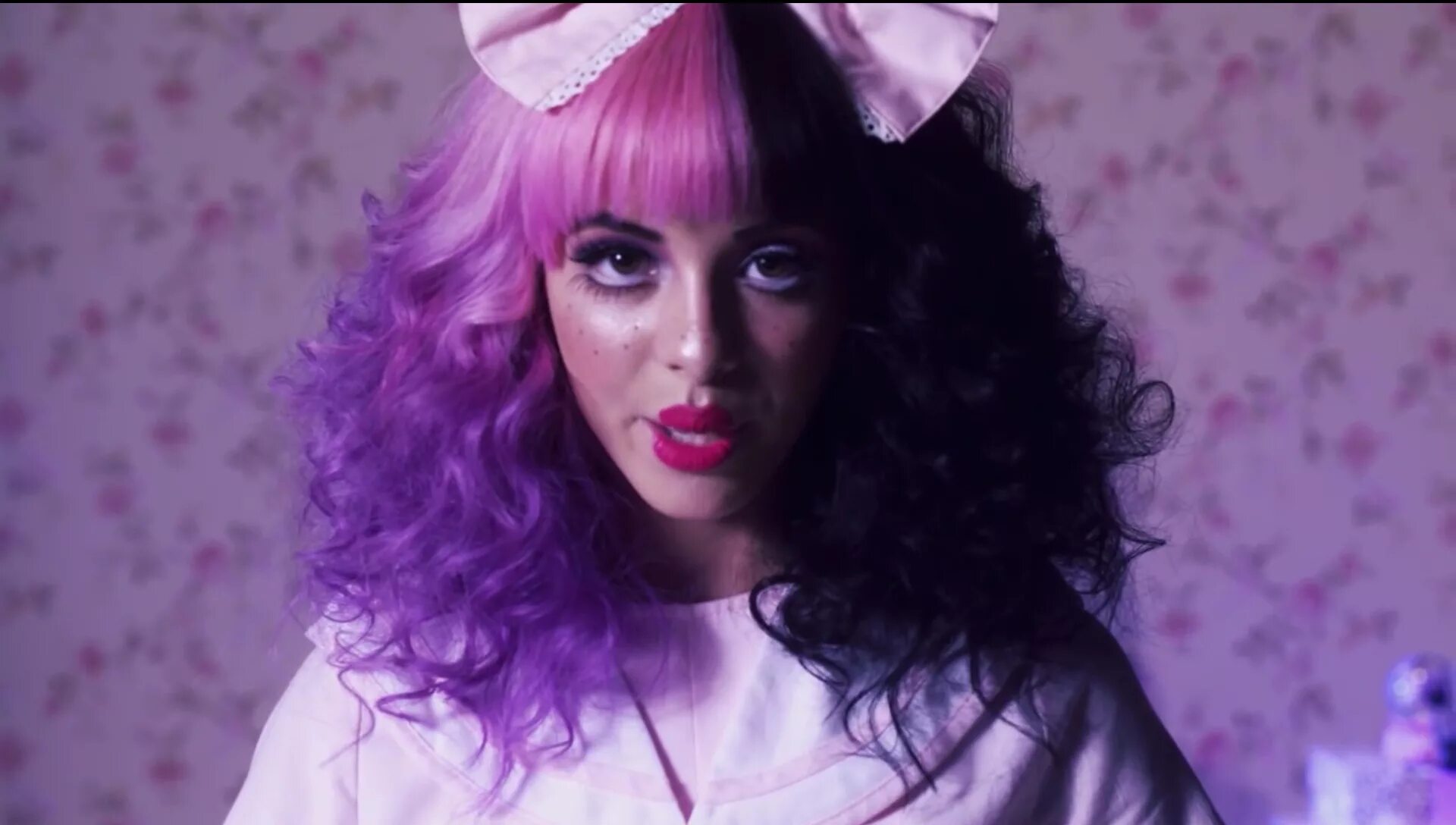 Dollhouse the weekend перевод. Мелани мартинес доллхаус. Мелани мартинес доллхаус. Melanie martinez. Доллхаус мелани мартинес обложка.