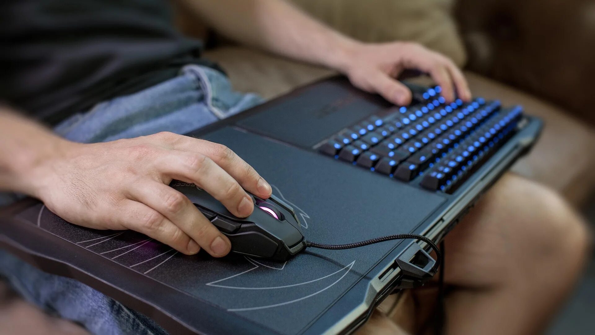 Подключи все ваши девайсы. Клавиатура roccat sova. roccat клавиатура с мышкой. девайсы для компьютера. столик для клавиатуры и мыши.