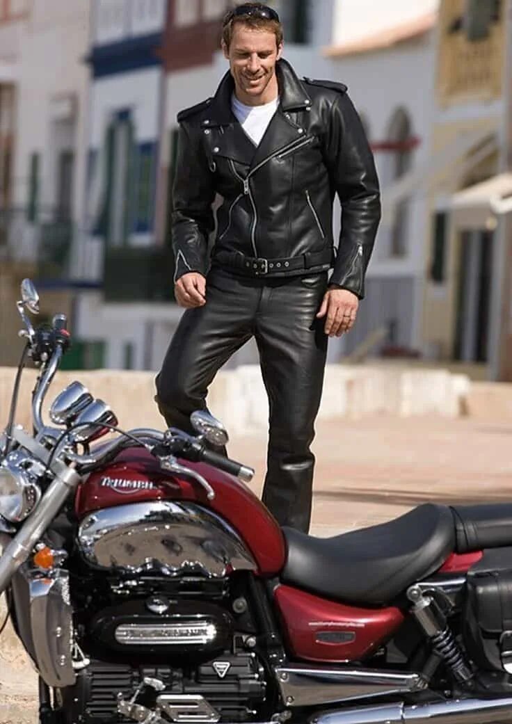 Кожаная куртка в байкерском стиле мужская. Байкерский стиль мужской. Байкерский стиль одежды для мужчин. Стиль одежды мотоциклиста. Кожаный байкер