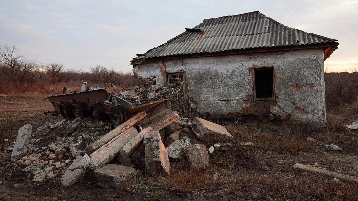 Обстрел границы украины. Разваленный дом. Покинутые дома.