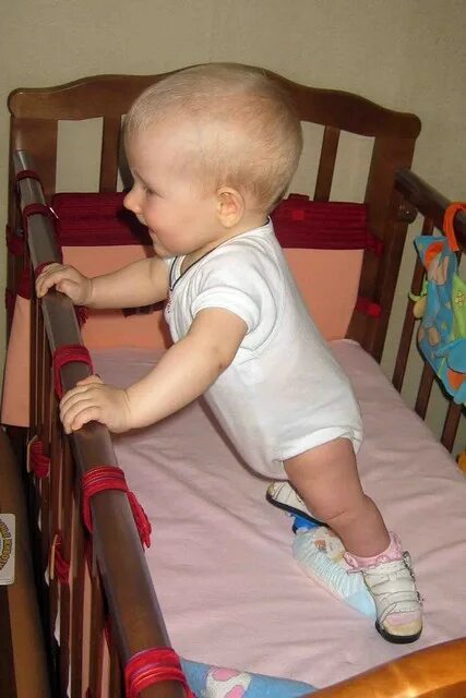 Опоры для детей. Ребенок ползает. Грудничок у опоры. Когда дети начинают ползать. Развитие ребенка до года.