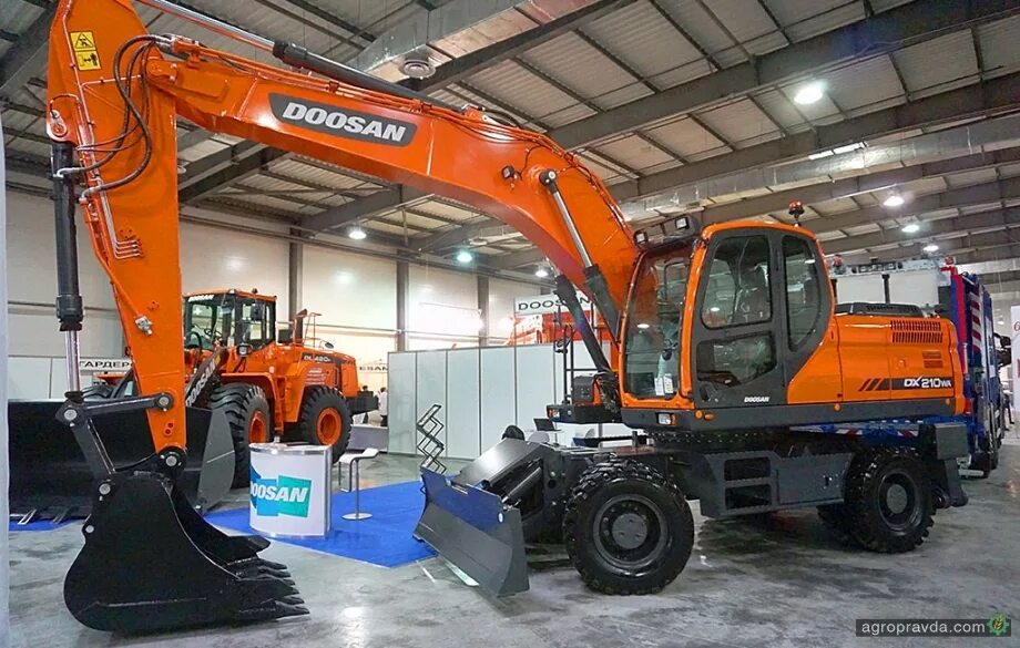 Экскаватор Дусан 210 колесный. Doosan dx210. Экскаватор Doosan dx210w. Колёсный Doosan dx210wa. Экскаватор дусан колесный