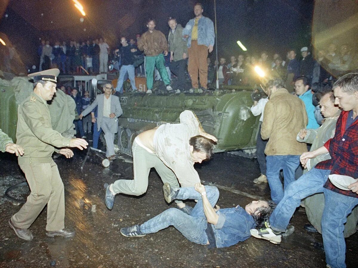 Сколько погибло в революцию. 1993 Августовский путч танки. Путч ГКЧП 1991. Августовский путч баррикады. Белый дом в Москве 1991 путч.