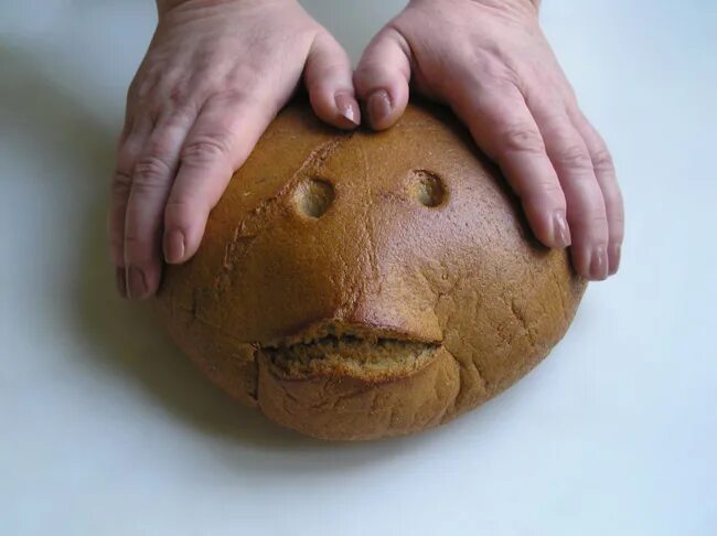 Колобок хлеб. Смешной хлеб. Хлеб с лицом. Страшный хлеб. Булочки герой