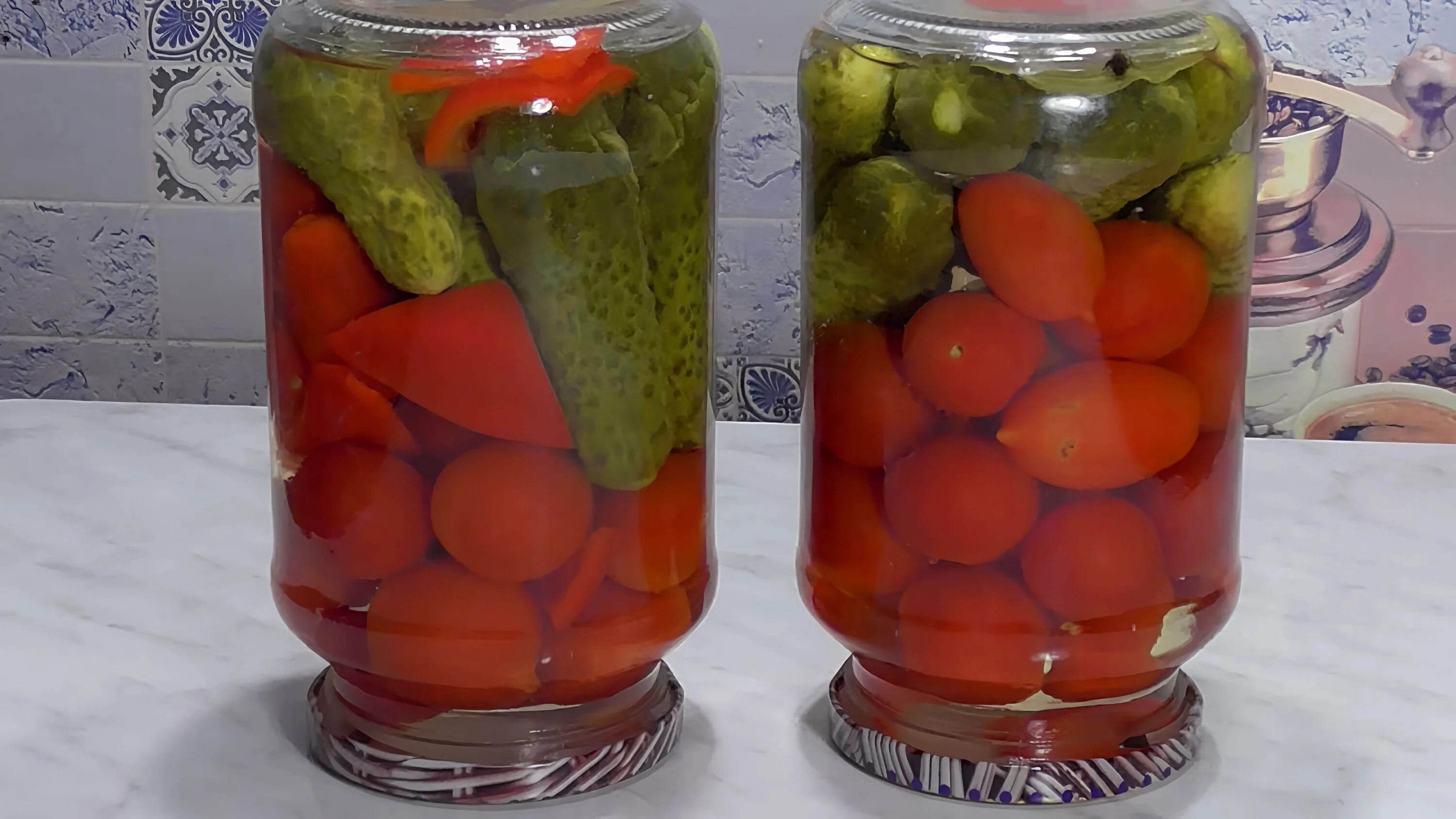Огурцы и томаты на зиму рецепты ассорти. Заготовки на зиму огурцы. вкусные огурцы на зиму. помидоры ассорти на зиму самый вкусный. огурцы с помидорами на зиму.