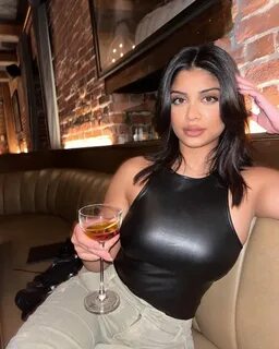 Foto de la modelo india priyankaares. 