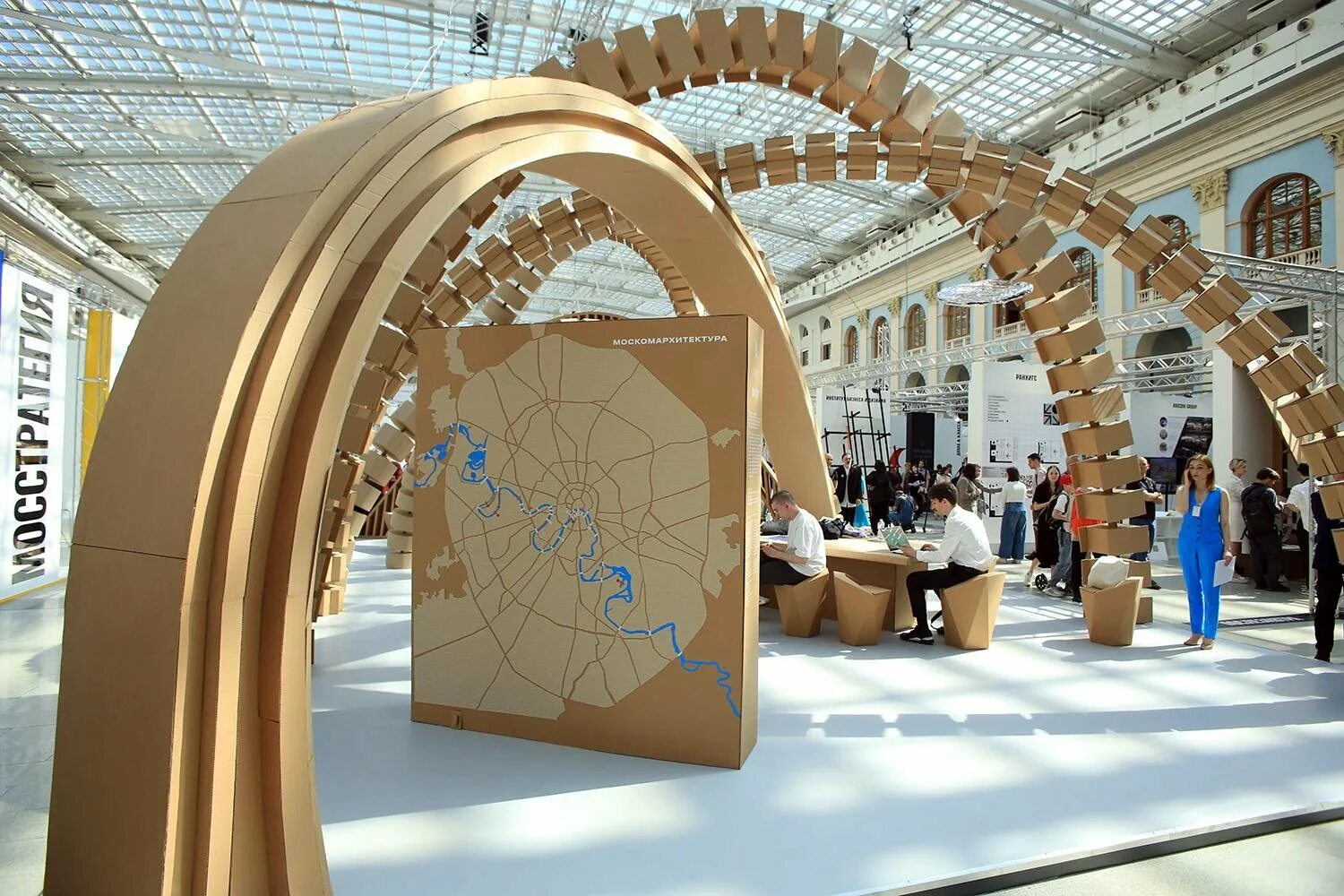 Архитектурная выставка. Выставка зодчество 2022 москва. Архитектурная экспозиция. Уличные ярмарки архитектурные бюро. Архитектурная выставка.