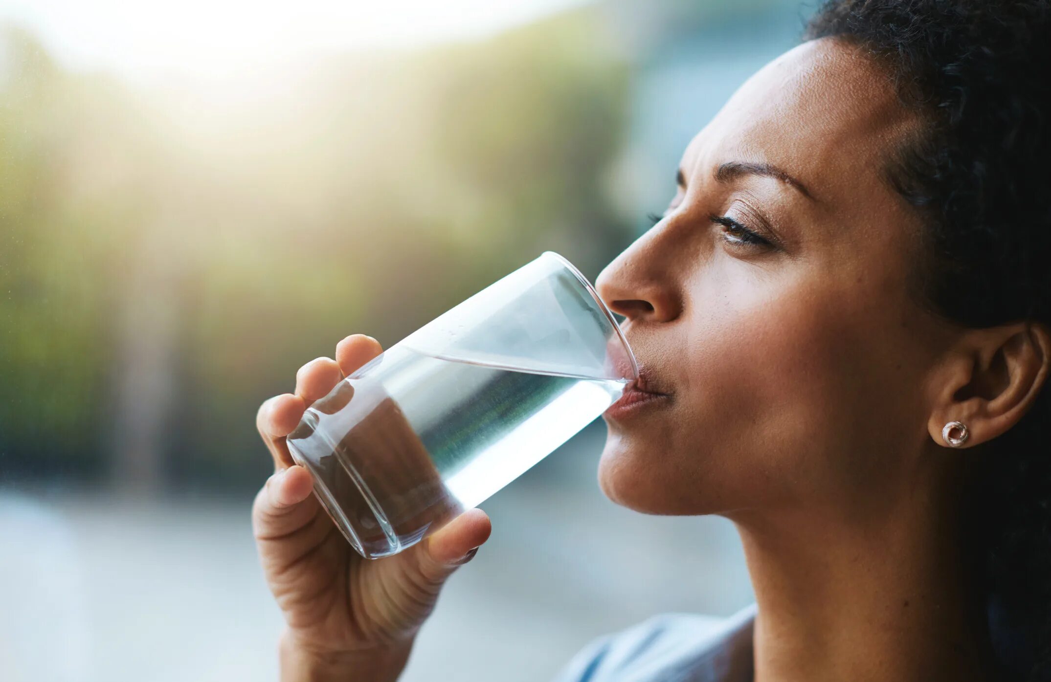 Life is a drink. Пить воду. Стакан воды. Девушка со стаканом воды. Женщина пьет воду.