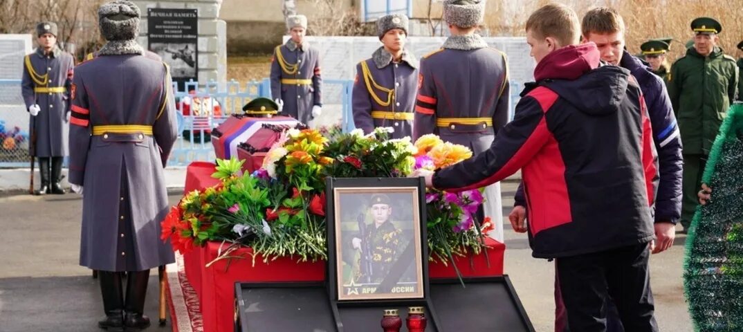 Прощание с денисом. В Кушве простились с Денисом. Церемония прощания в мемориале г. Миасс 28 апреля.