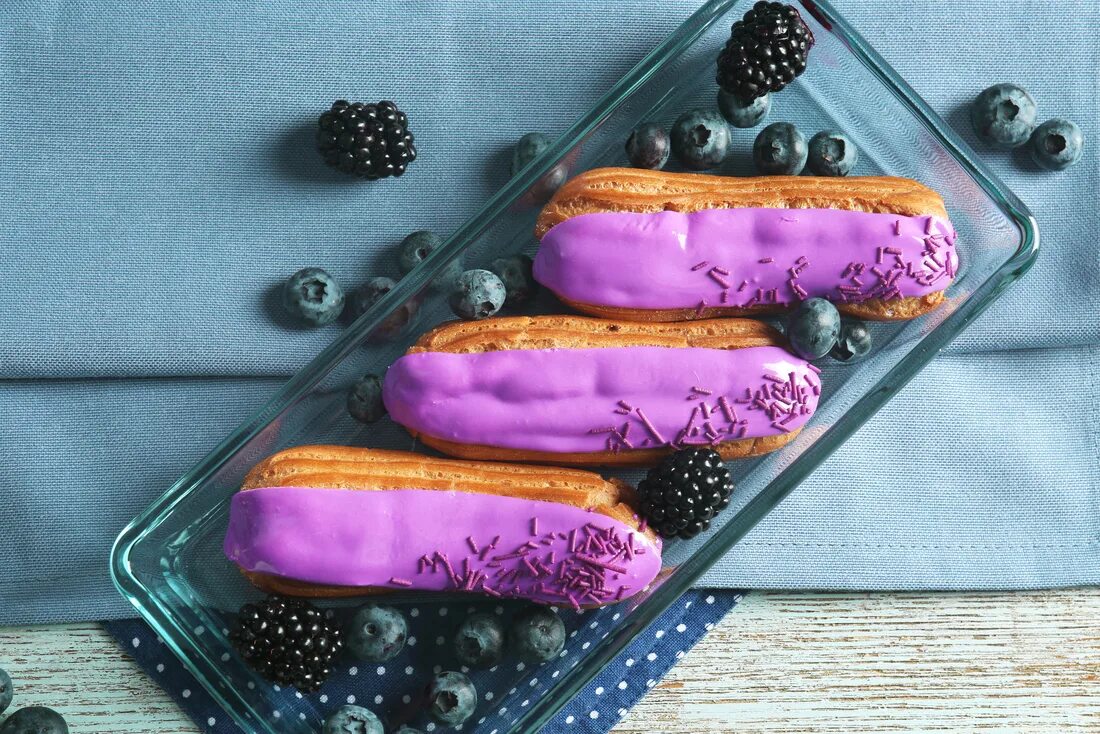 Сколько калорий в эклере с кремом. Eclair delicious Минск. Эклер спортивный. Ккал в эклере с кремом 1 шт. Эклер калорийность в 1 штуке с заварным кремом.