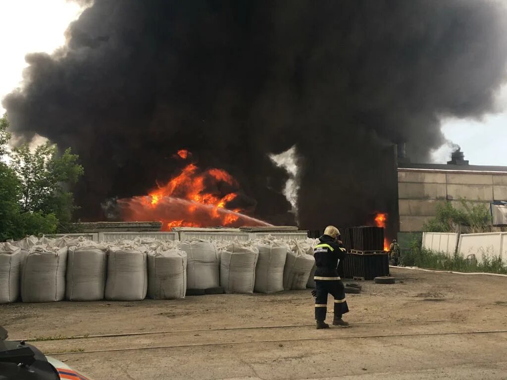 Сгорела фабрика. Завод Кузьмина Новосибирск. Пожар в Новосибирске сейчас. Пожар на заводе. Пожар на металлургическом заводе.