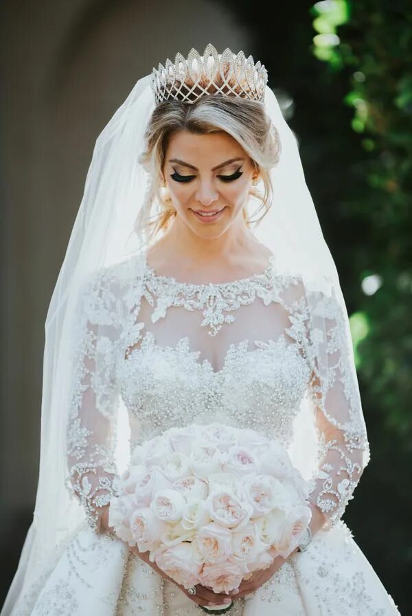 Самые богатые невесты. Иранская невеста. Иранский свадебный наряд невесты. Иранское свадебное платье свадьба. Иранские Свадебные платья.