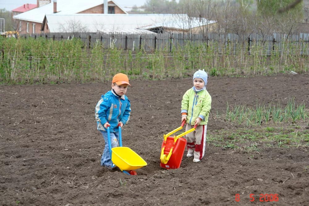 Весенние работы на селе старшая группа. Весенние работы в огороде. Фотография весенних работ. Весенние работы в семье. Весенние полевые работы для детей.