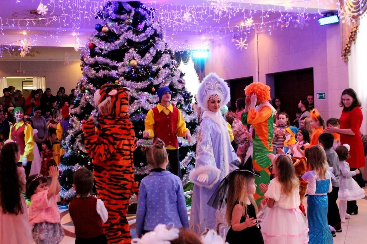 хоровод вокруг елки. новогодний праздник хоровод вокруг елки в детском саду. новогодний утренник. новогодний утренник. новый год в садике.