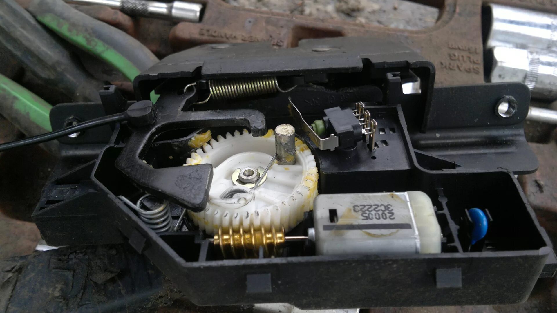 Замерзает замок водительской двери бмв ф10 2016. Ремонт замка двери bmw. Bmw x3 e83 замок пассажирской двери. Bmw f30 снятие замка водительской двери. Ремонт замка бмв.