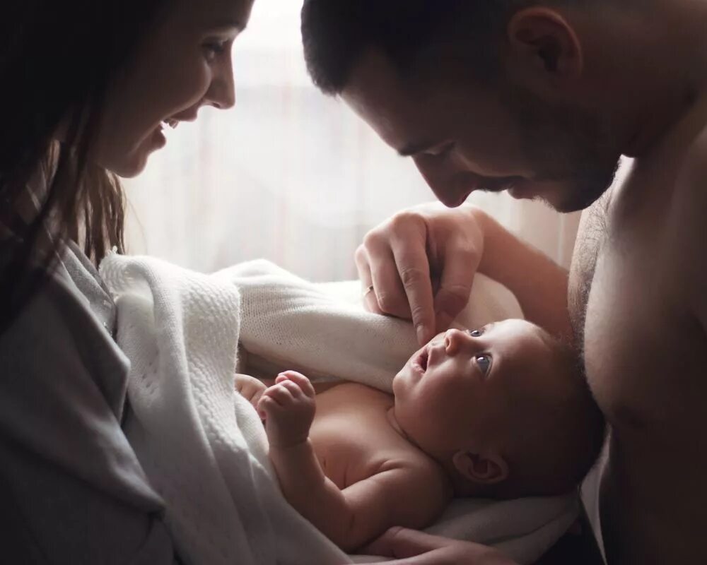 Новорожденный мальчик родители. Родители с младенцем. Фотосессия с новорожденным. Фотосессия с новорожденным ребенком. Ньюборн родители.