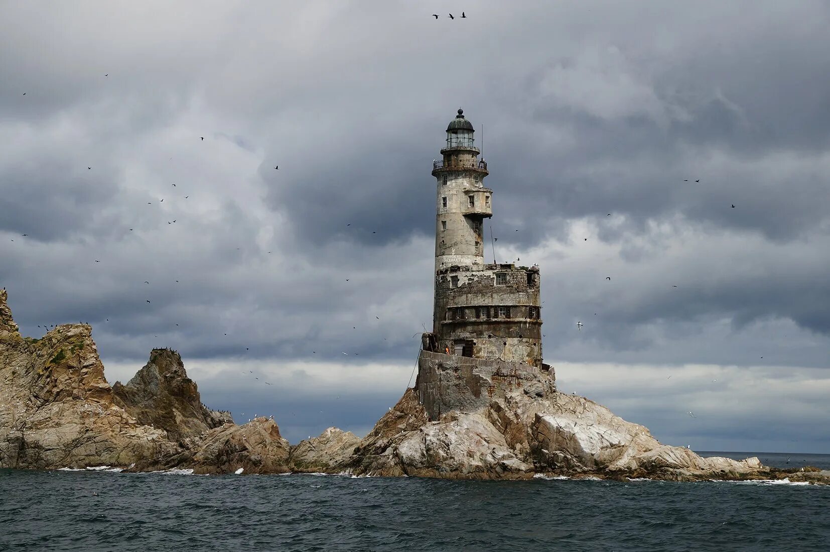 Маяк анива сахалин. Маяк st. Маяк острова вьерж, бретань. Самый старый маяк на островах. Заброшенный атомный маяк анива.