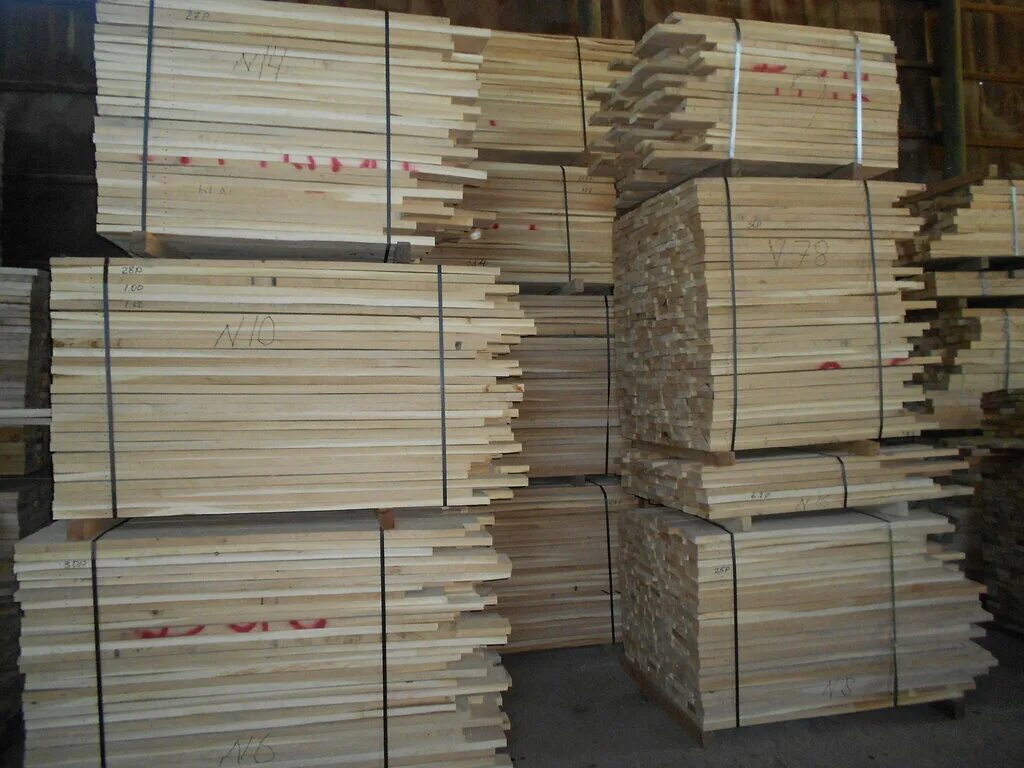 Доска необрезная дуб 2 сорт. Доска необрезная ясень. Дуб-сушеный обрезной. Доски ясень бук. Ясень доска 50 мм сухая.