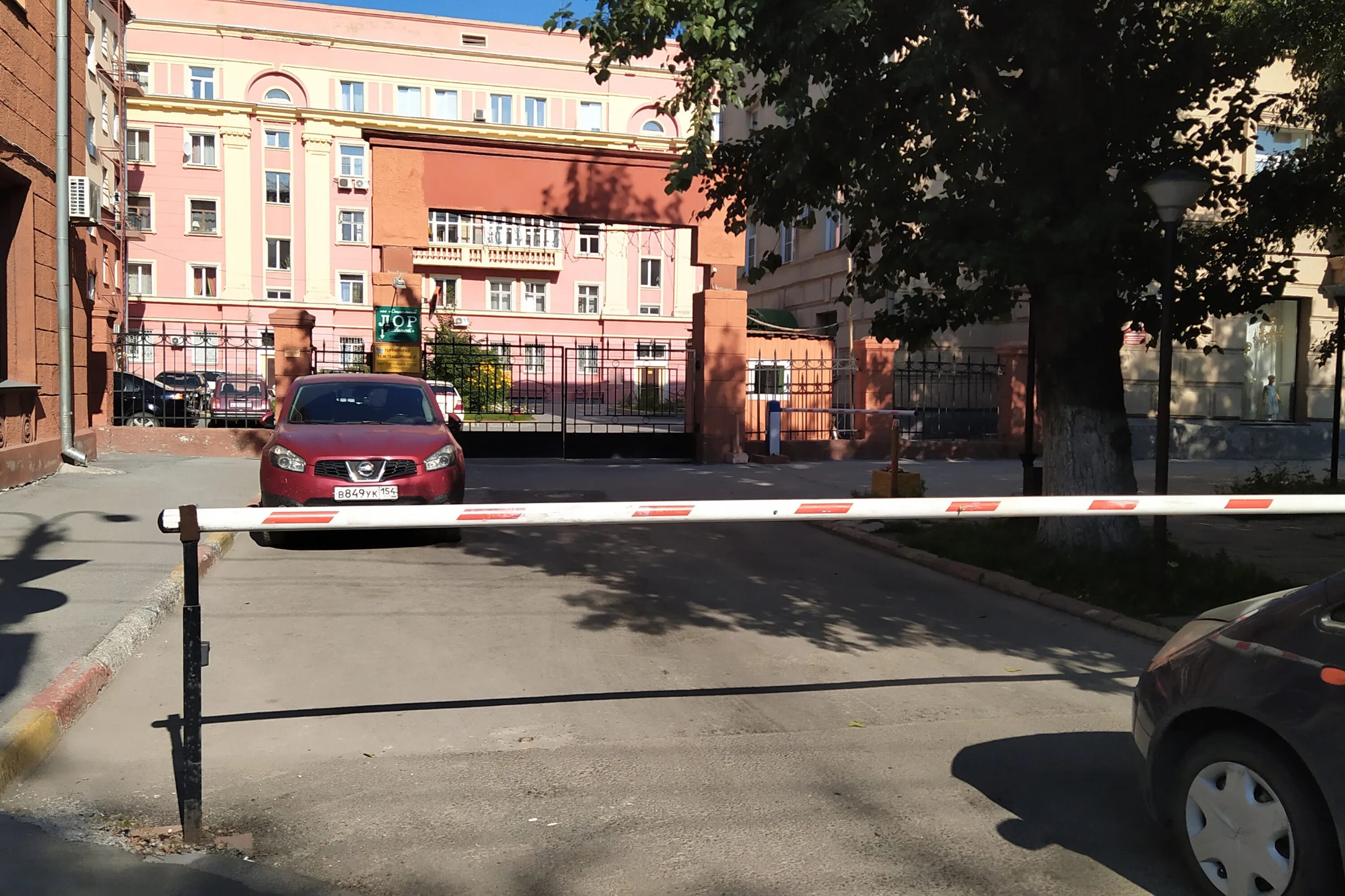 шлагбаум на придомовой территории. ограждение для автомобиля на парковке. площадка перед домом. шлагбаумы автоматические во дворе. заехал во двор.