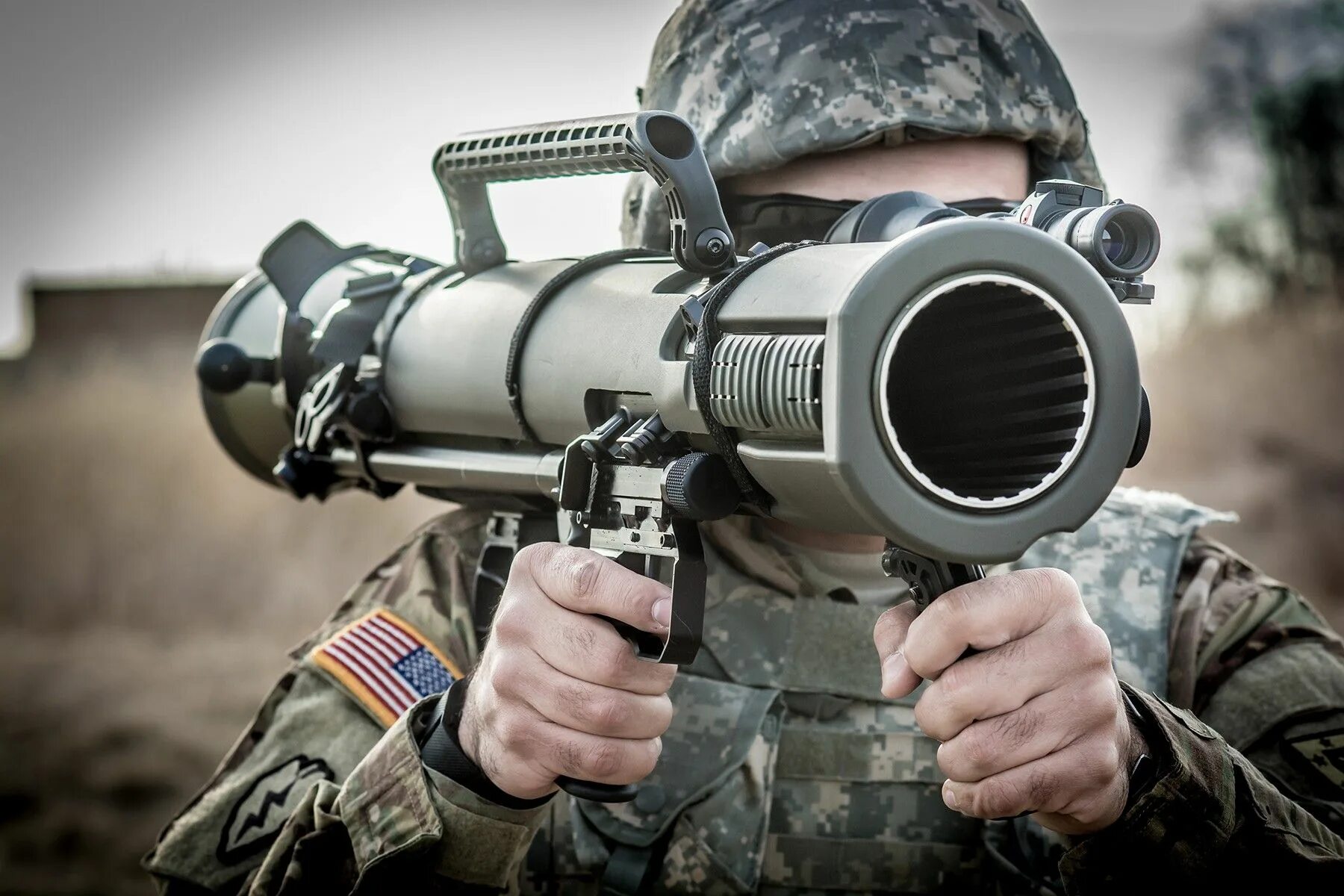 Военные с оружием в руках. Базука США. Carl Gustaf гранатомет.