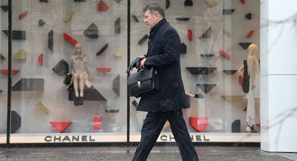 проходя мимо витрины магазина. девушка идет мимо витрин. проходя мимо витрины магазина. мимо витрин. люди идут мимо витрин.