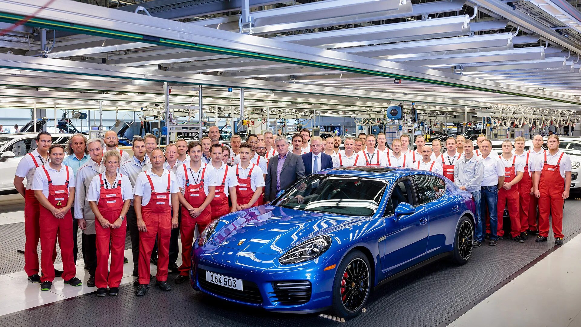 Производство porsche. Порше производитель. Немцы приостановили производство авто. Завод порше. Автомобильный завод.