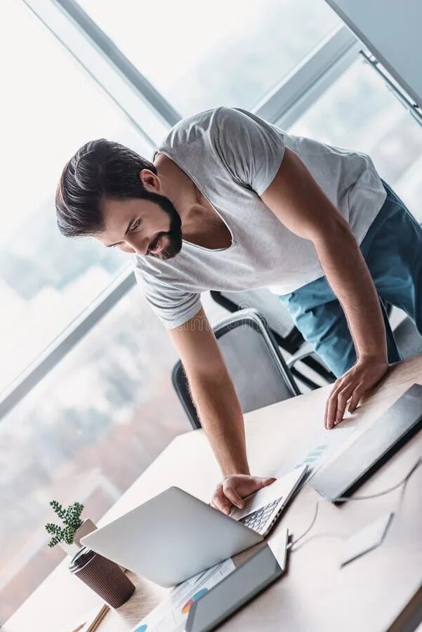 Как видит мама бабушка. Объяснять офис. Упражнения в офисе. Деловой офис стол документы подписывание. Leaned over.