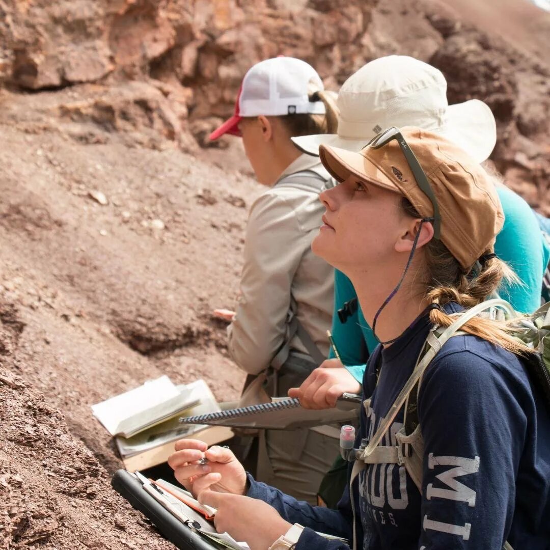 Разведка и добыча полезных ископаемых. Профессия геолог. Металлические полезные ископаемые. Полезные ископаемые профессии. Уран.