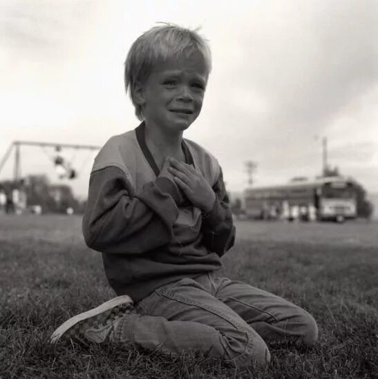 мальчик плачет. рыдающий мальчик. мальчик плачет. мальчик плачет мальчик любит.