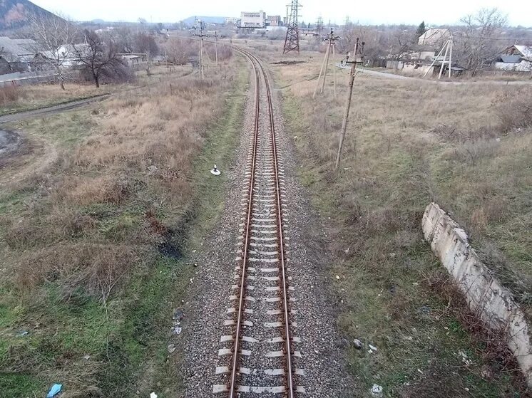 Донбасс железная дорога. Станция скотоватая. Железная дорога лнр. Жд станция мариуполь. Поезд донецкой железной дороги.