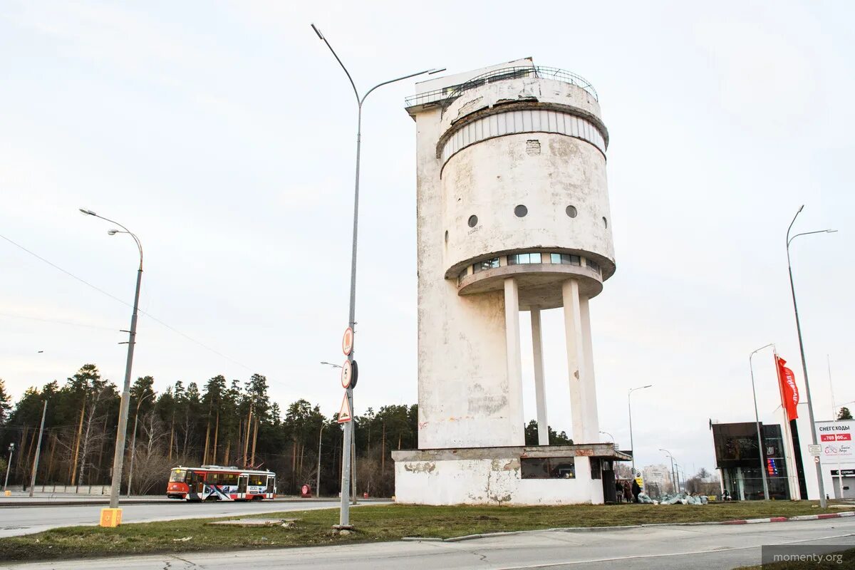 Спб царское село белая башня. Павильон белая башня. Водонапорная башня уралмаш. Белая башня в царском селе. Белая башня часы работы.