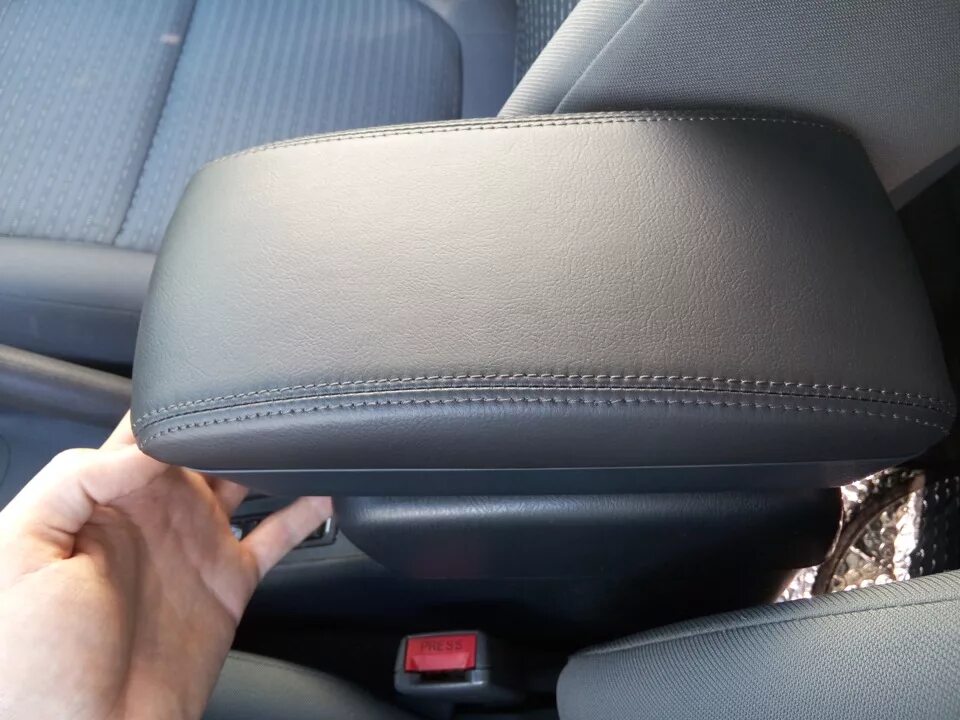 подлокотник двойного открывания "кожа" - Nissan Almera Classic (B10), 1,6 л, 200