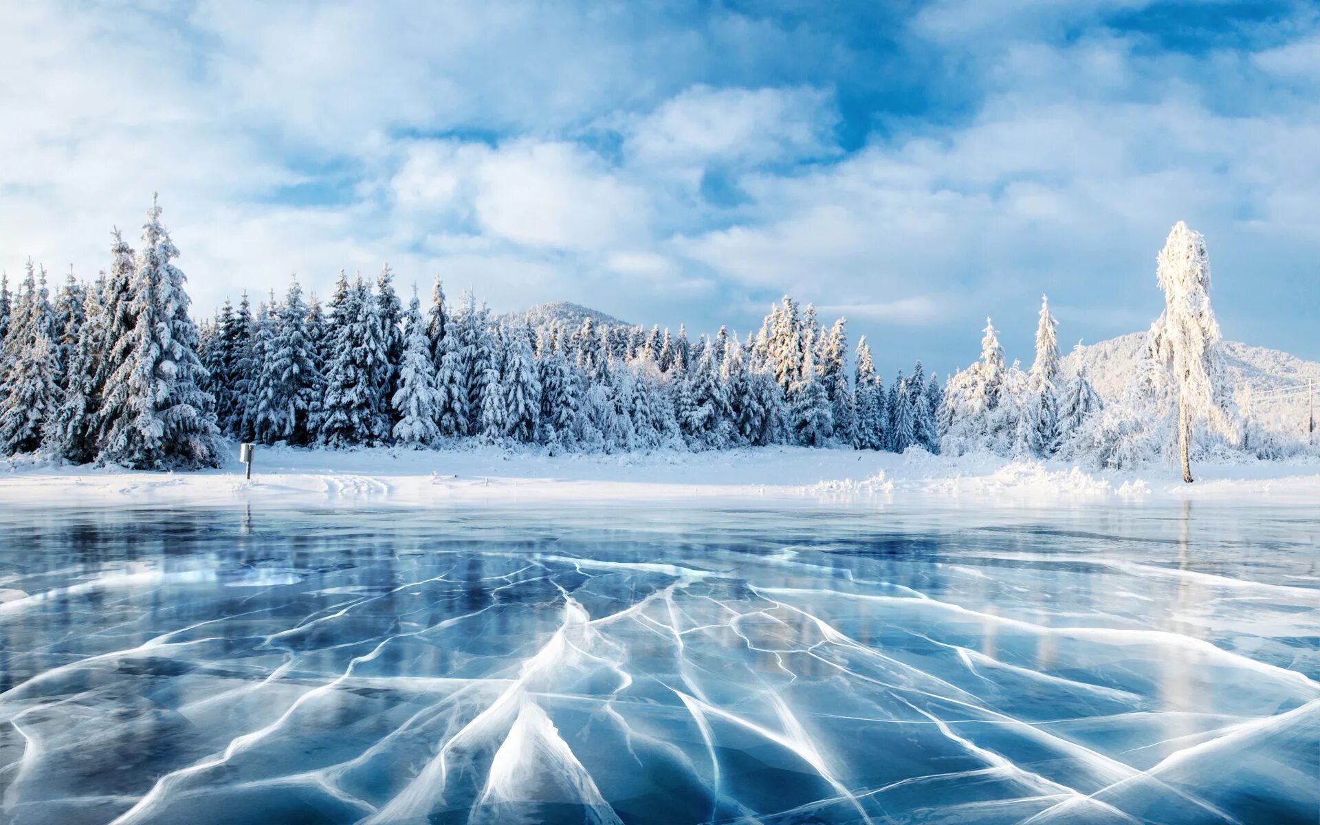 Снег замерзшая вода. Зима. Замерзшее озеро. Ледяной пейзаж. Ледяное озеро.