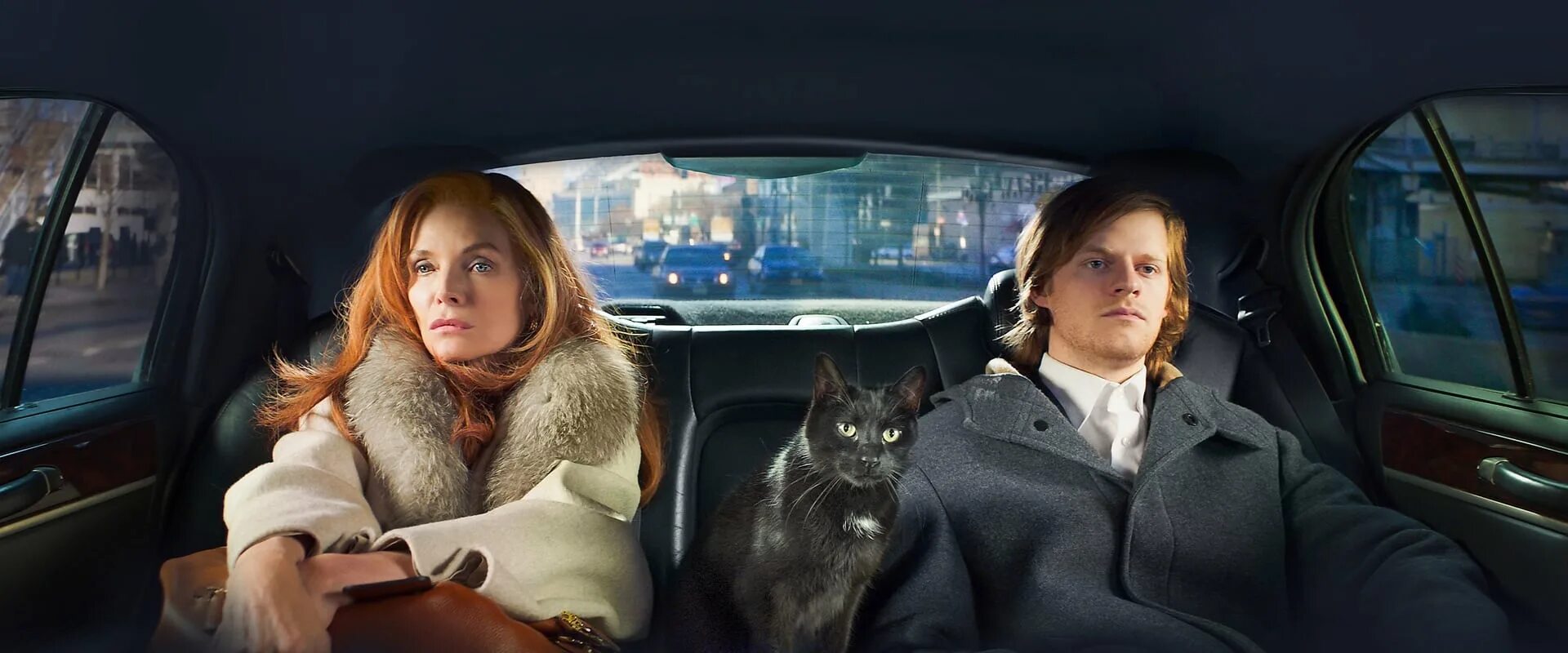 Девушка в воде в комнате. French exit охра халат мишель пфайффер. Мишель пфайффер кадры из фильмов 2020. Парень встречает девушку 1984 мирей. French exit tv girl.