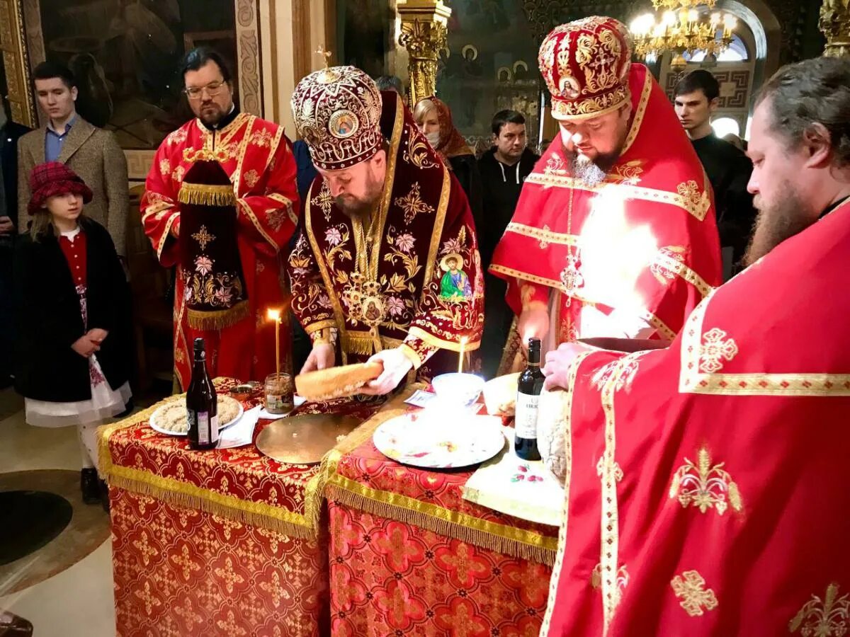 Епископ антоний сербское подворье. Сербское подворье в Москве. Владыка Антоний сербское подворье. Сербы на литургии.