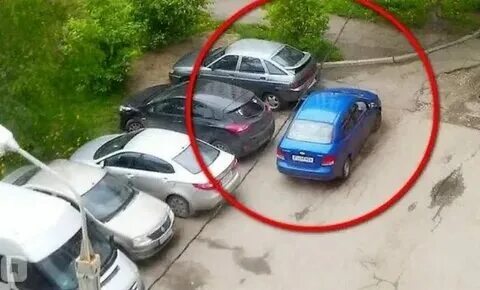Не сдала парковку. Машина паркуется. Припаркованные машины на стоянке. Ограждение машиномест в паркинге. Не сдала парковку.