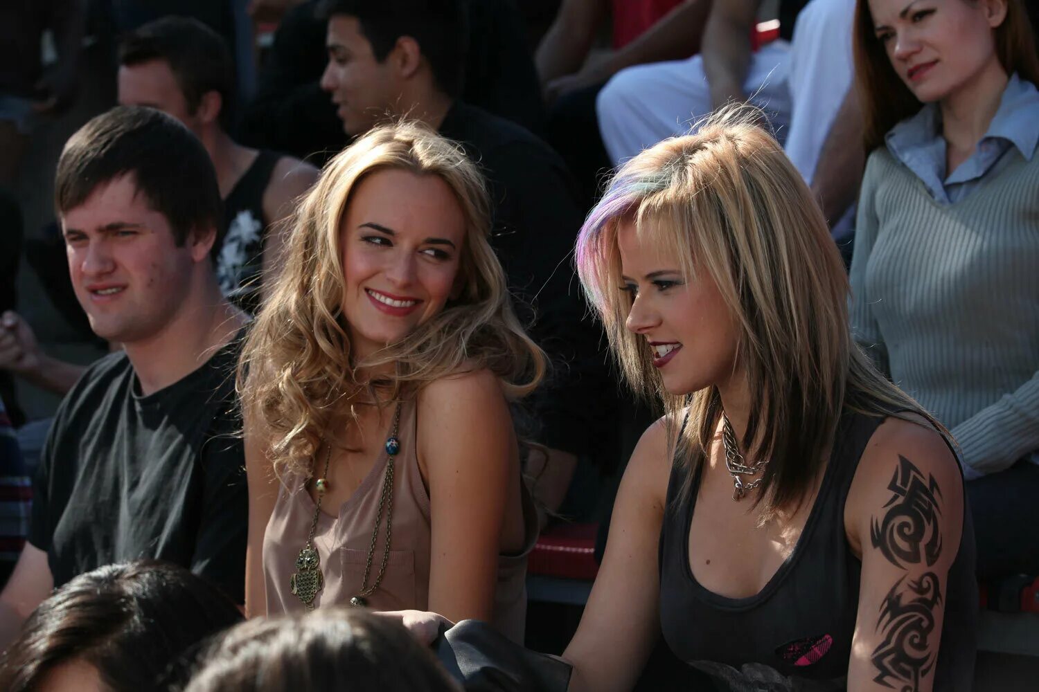 Attack of the 50 foot cheerleader. атака пятидесятифутовой женщины. атака 50-футовой чирлидерши. атака пятидесятифутовой чирлидерши. атака 50-футовой чирлидерши.