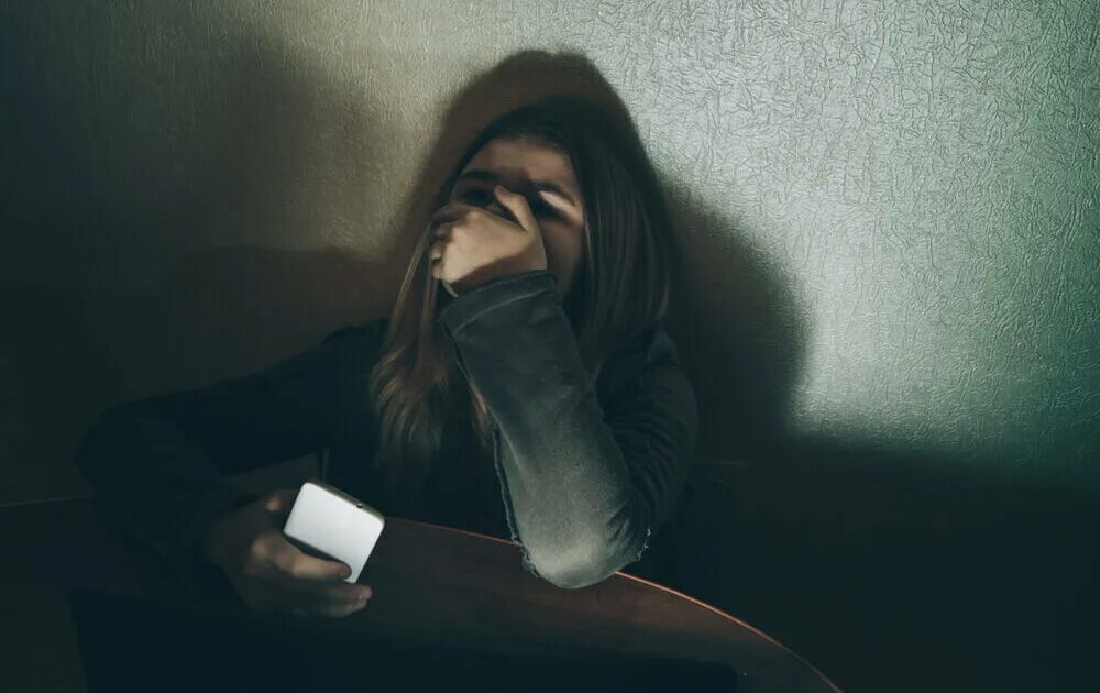 Мужчина и плачущая женщина. Сильные стихи. Не унижайся цитаты. Девушка с телефоном плачет. Девушка в зеркале.