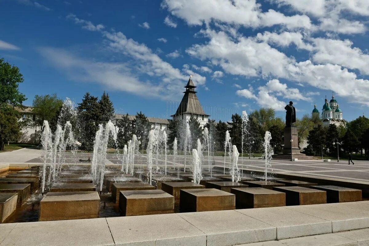 Астрахань площадь ленина. Сквер ленина в астрахани. Астрахань площадь ленина. Город астрахань площадь ленина. Ленин на площади ленина астрахань.