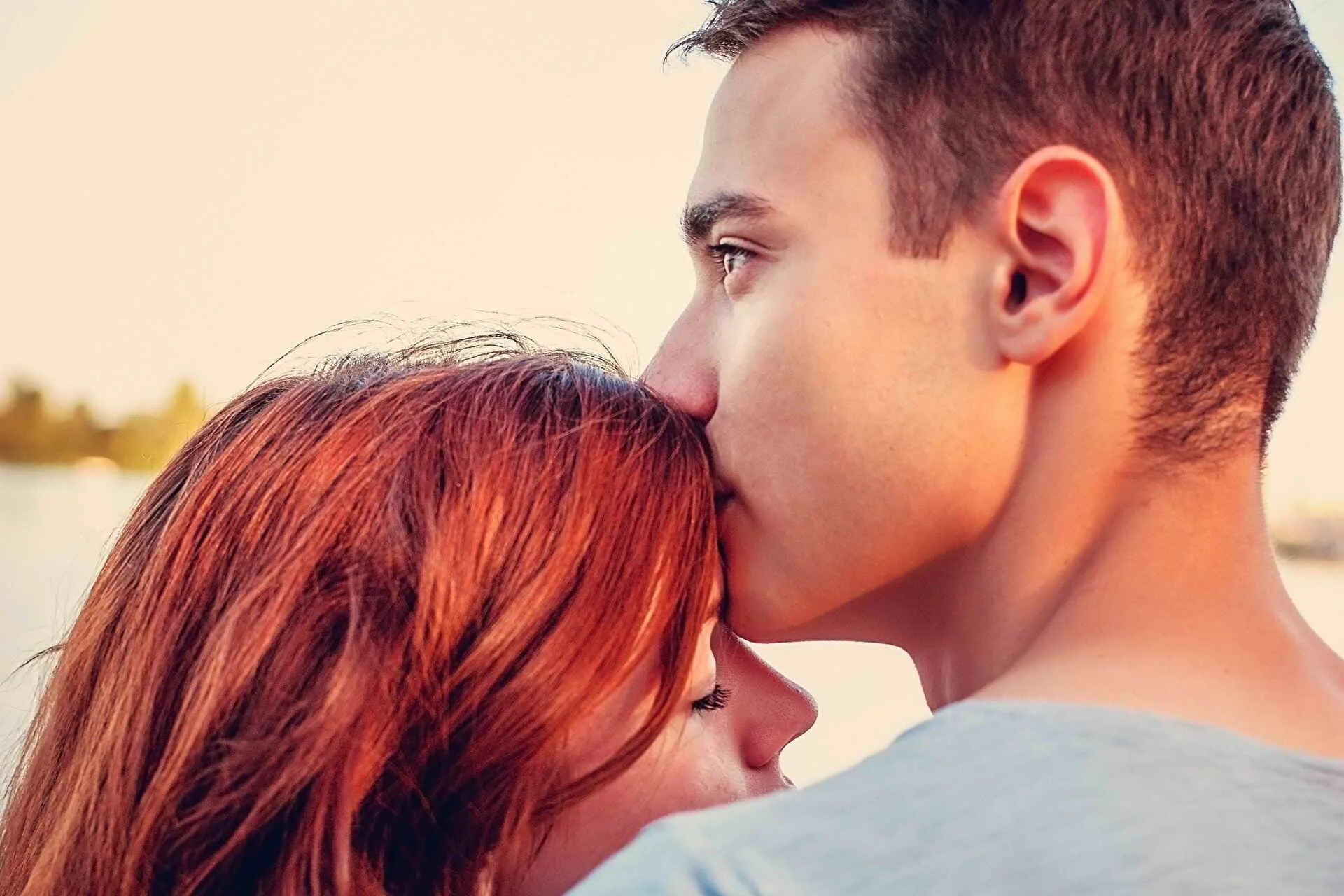 Увидела как будущий муж целует другую. Рыжая девушка с парнем. Рыжеволосая девушка с парнем. Красивые парочки. Красивый поцелуй.